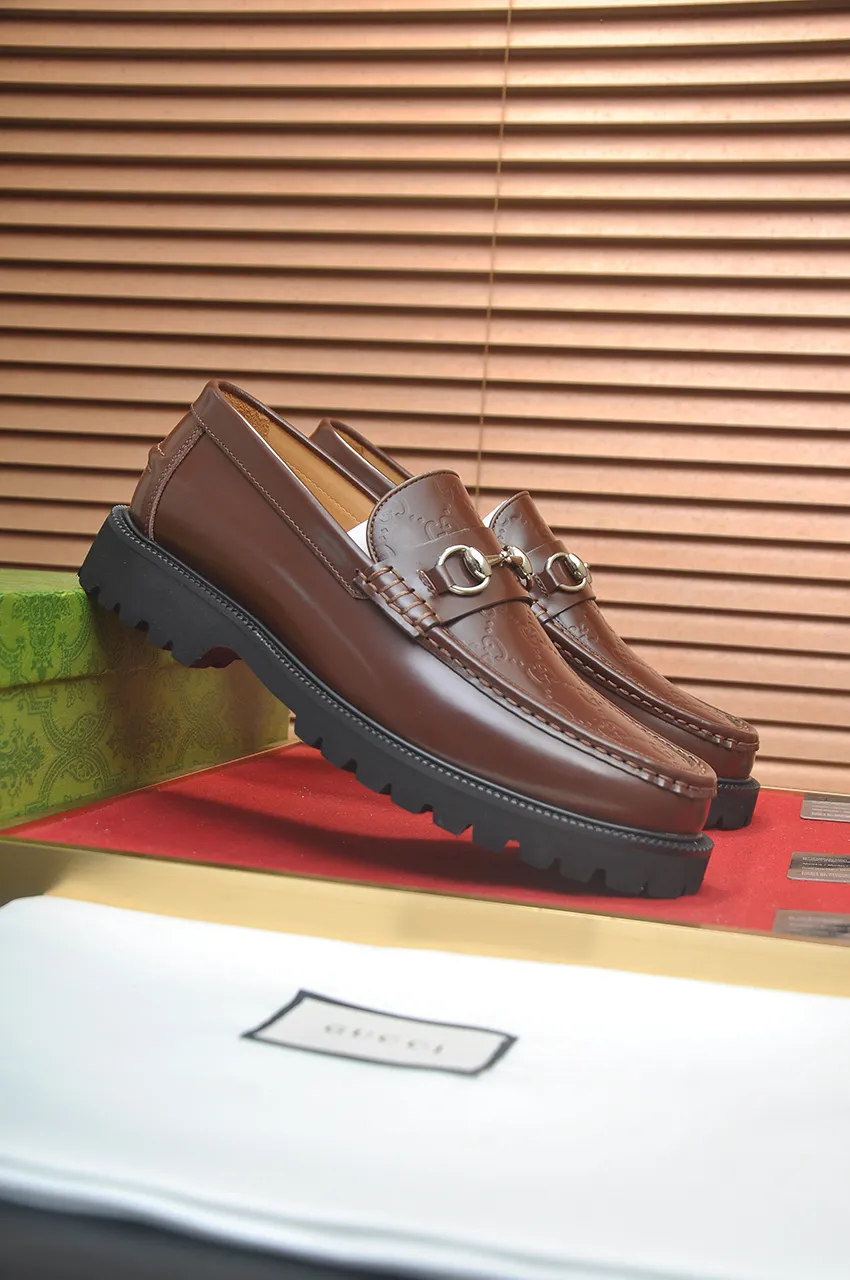 Men's shoes💰560💶Italy's top luxury men's shoe giant (GUCCI) (Gucci) (full cowhide lining) new arrival🍃Original European style🔰 Pleasant to the eye😍In order to make the shoes more durable and non-deformable🌀The production continues to follow traditional methods but there is still no lack of innovation💪Choose original sheepskin for the leather♻️ Smooth and natural And extra bright ⭐Made of imported cowhide, the first choice of rich people 38-45 (45 customized)